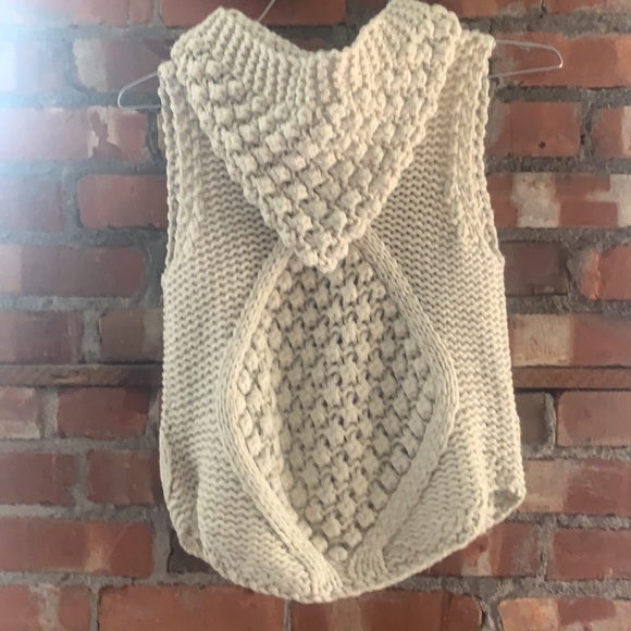 NWOT Lili’s Closet Anthropologie Cream colored sweater vest with hood - XS - Picture 2 of 4